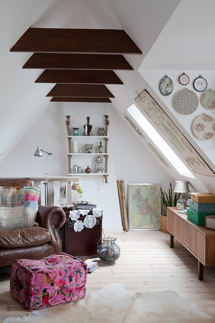 Alter Ledersessel und Vintagedeko im Dachzimmer