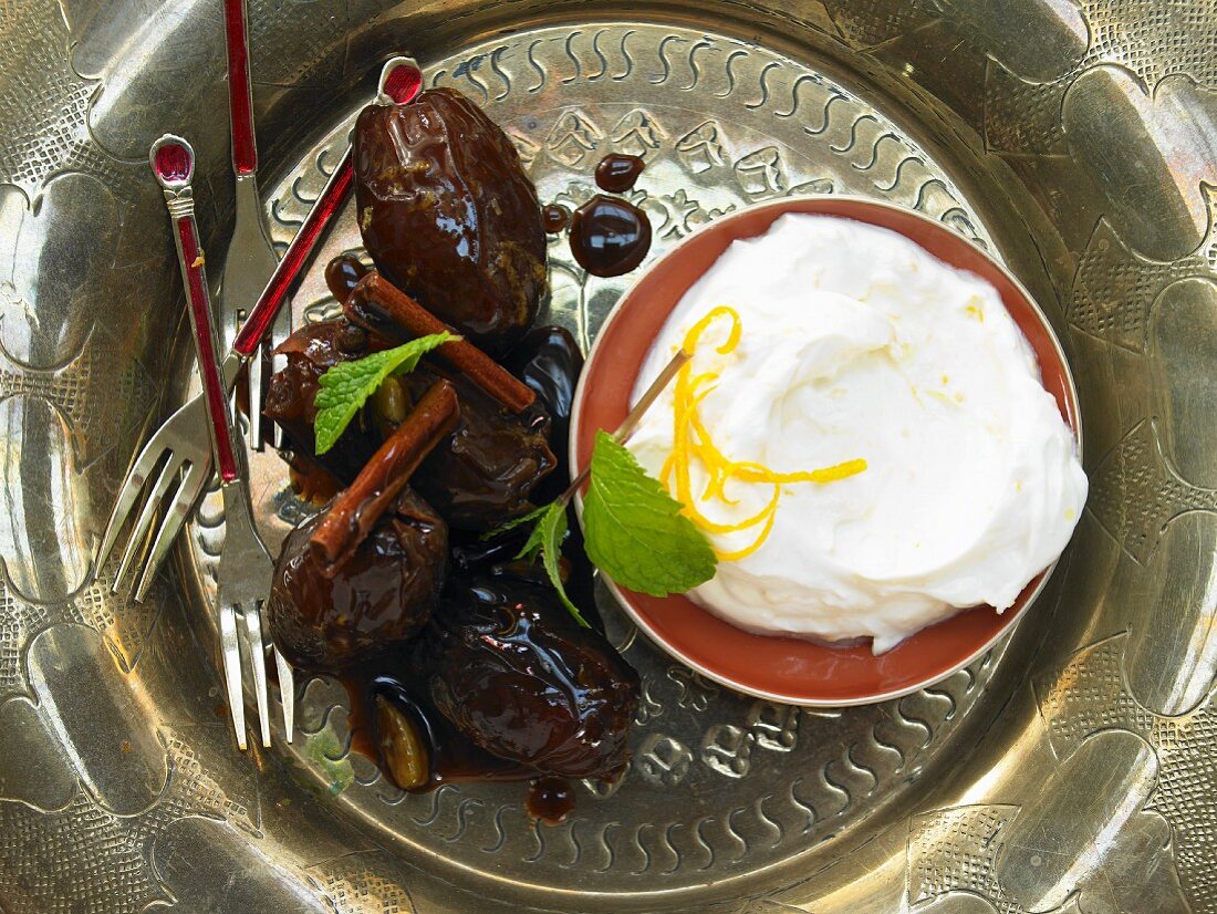 Dates with coffee and goat's yoghurt