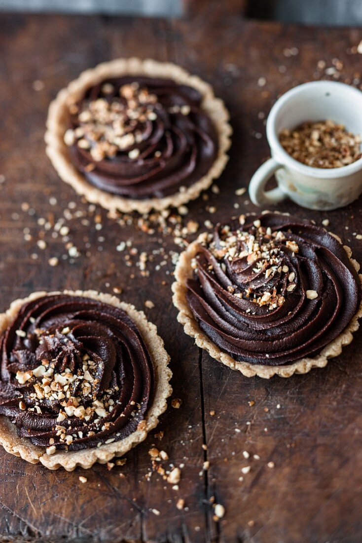 Vegan tartlets with nougat and crunchy nut brittle