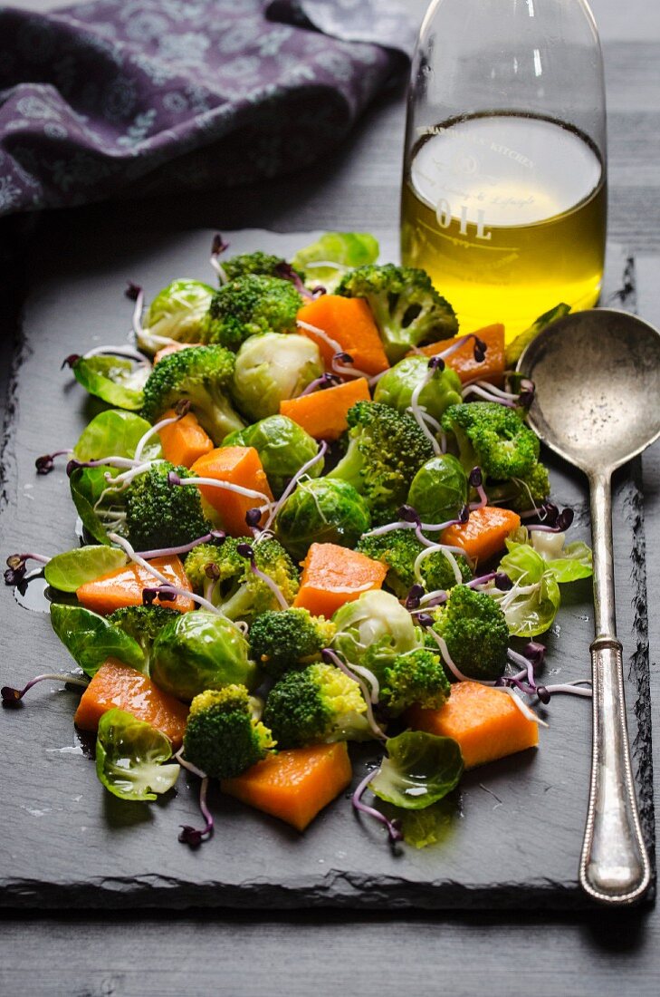 Brokkoli-Rosenkohl-Salat mit Kürbis