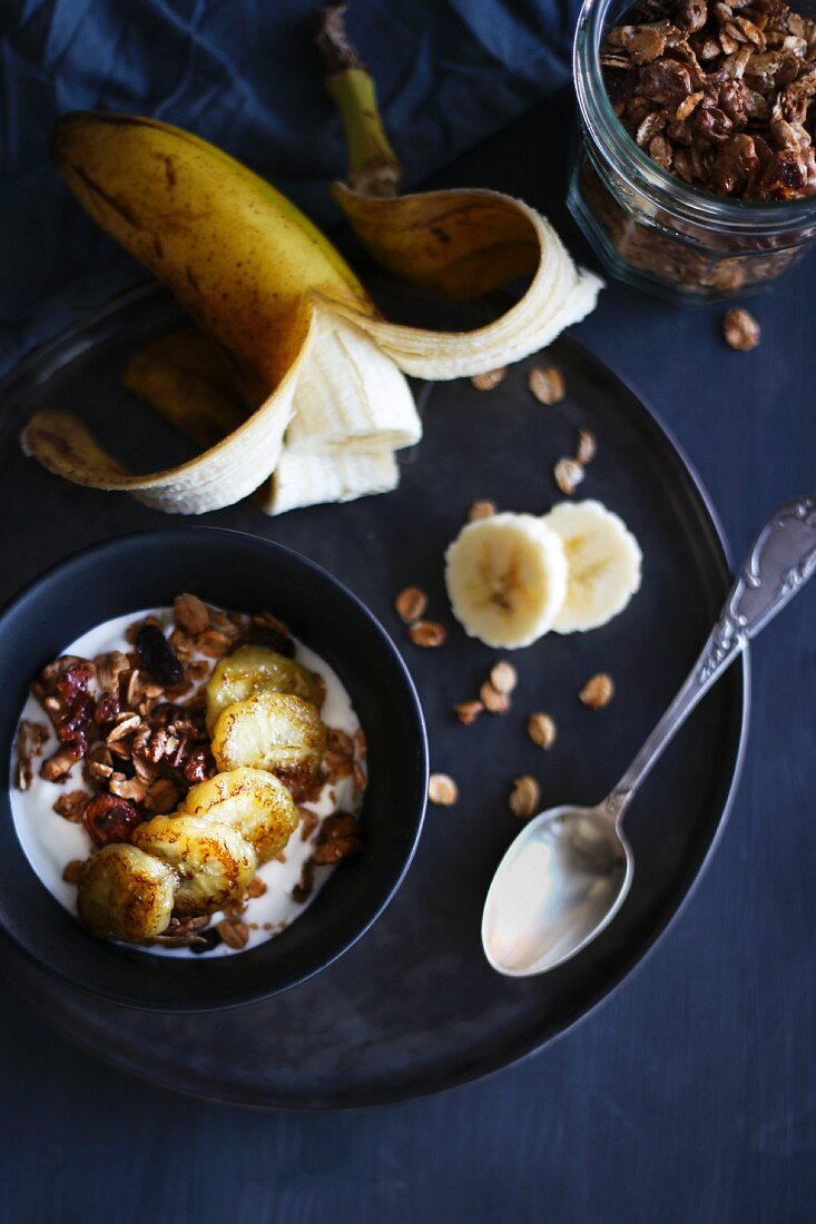 Muesli with yoghurt and baked banana