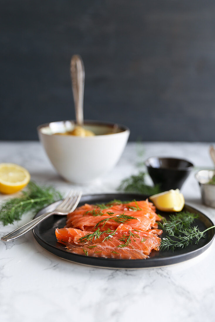 Graved Lachs mit Dill und Zitrone