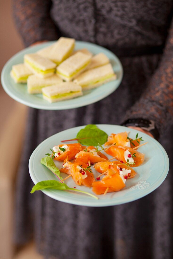 Smoked salmon with goat's cheese, peppercorns and fresh herbs