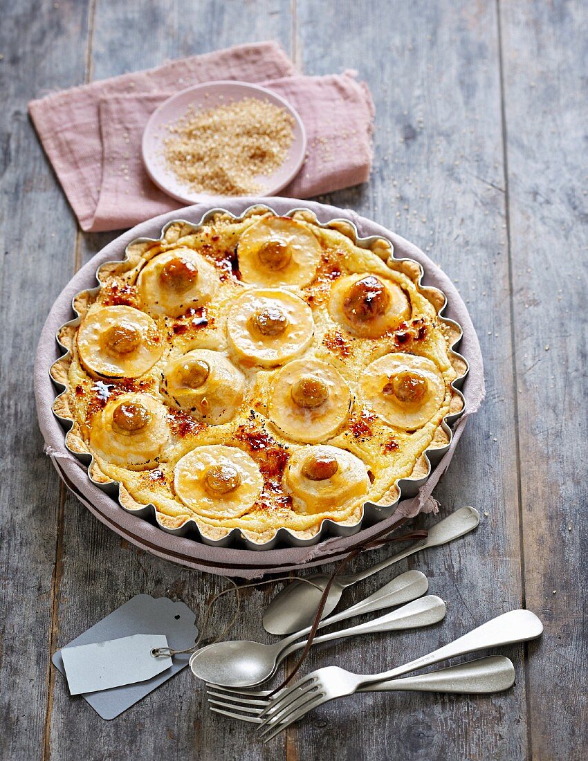 Crème brûlée-Kuchen mit Bratapfeln