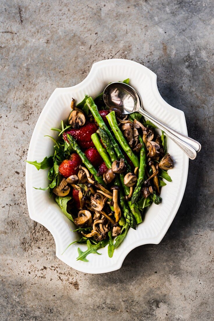 Asparagus and mushroom salad (seen from above)