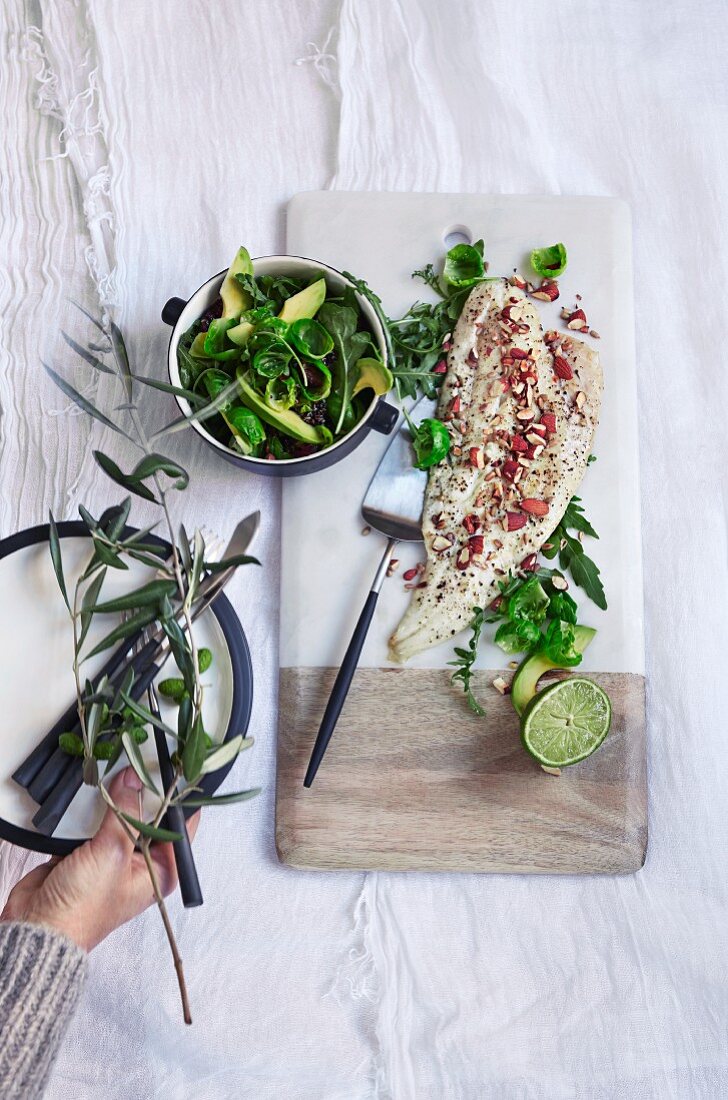 Saurer Kabeljau mit Rosenkohlsalat und Quinoa
