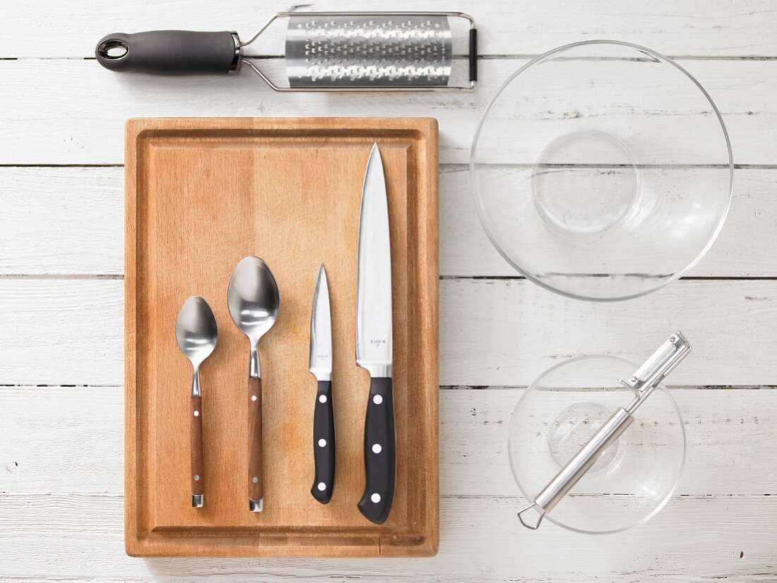 Kitchen utensils for making a Thai crab salad with papaya