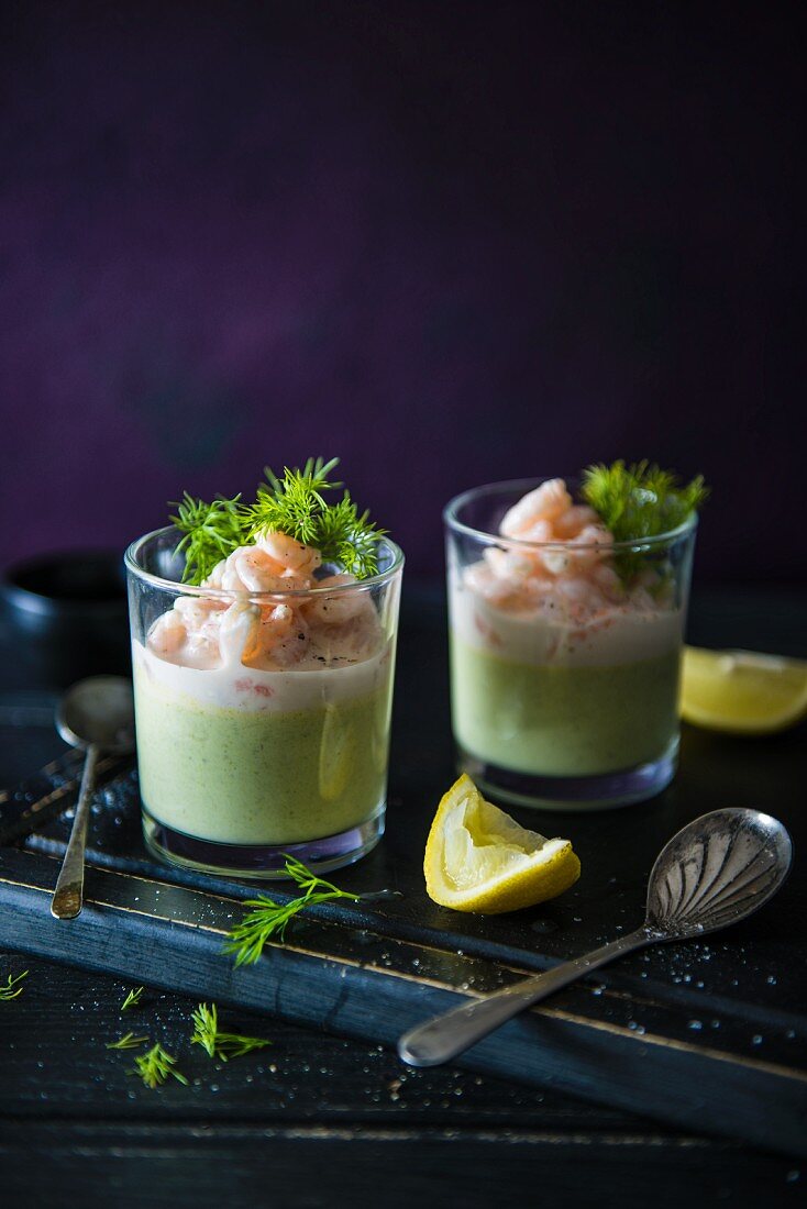 Spargel-Erbsen-Mousse mit Garnelen und rosa Mayo, garniert mit Dill und Zitrone