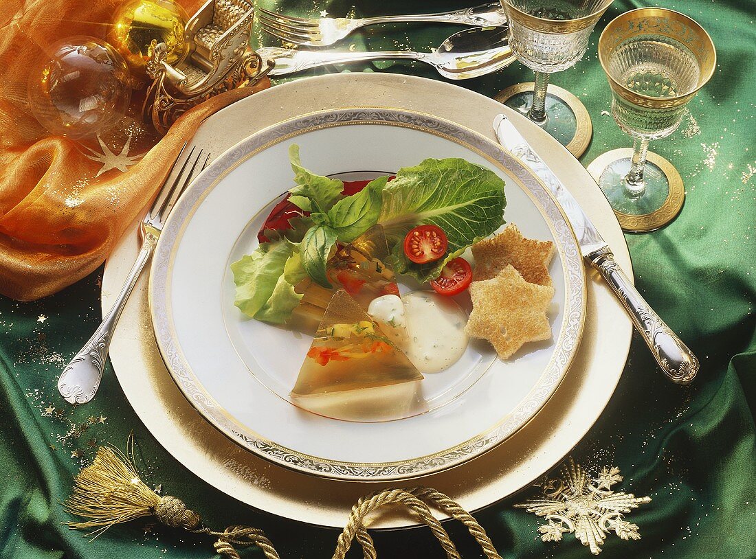 Gemüsesülze mit Remouladensauce, Toaststernen & Salatgarnitur