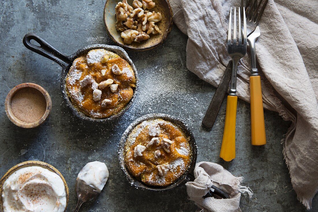 Kürbiskuchen aus der Pfanne mit Gewürzjoghurt und Walnusskernen