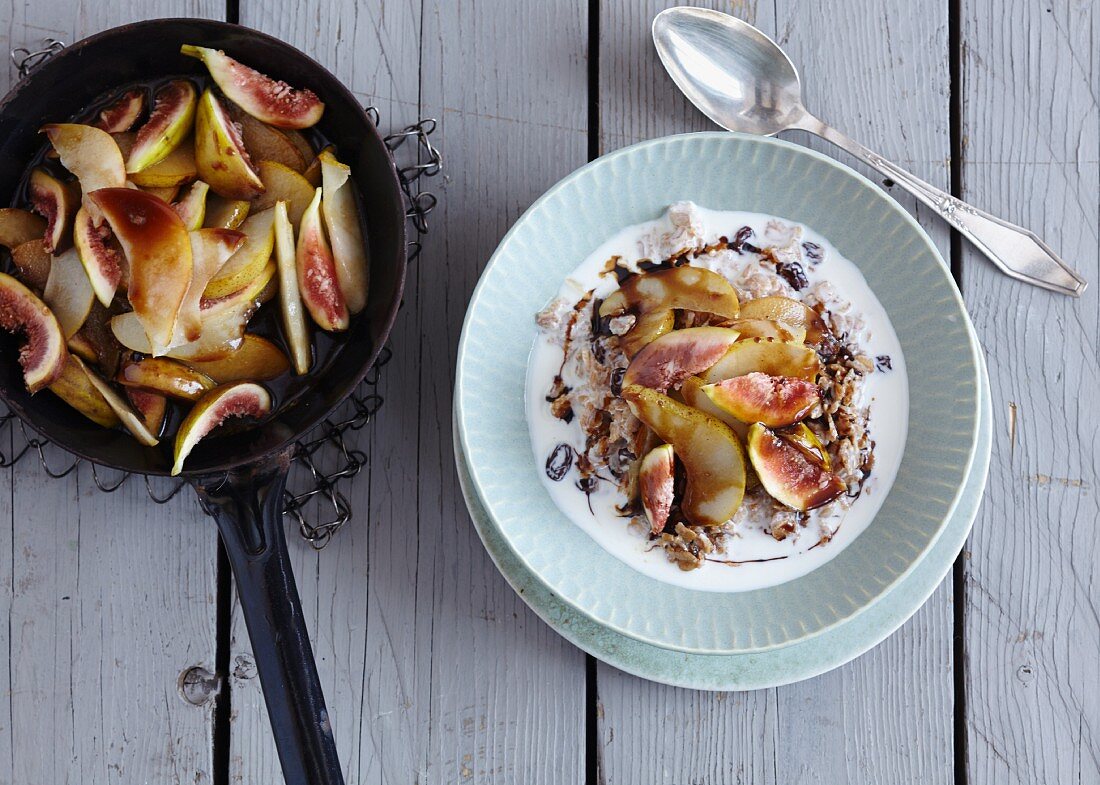 Schnelles Dinkelporridge mit Birnen und Feigen