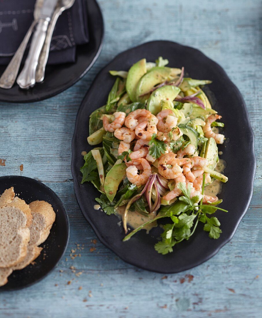 Rohkost aus Pak Choi, Gurke, Avocado und Garnelen