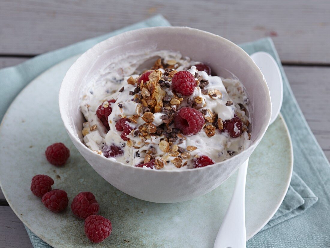 Yoghurt and muesli with raspberries