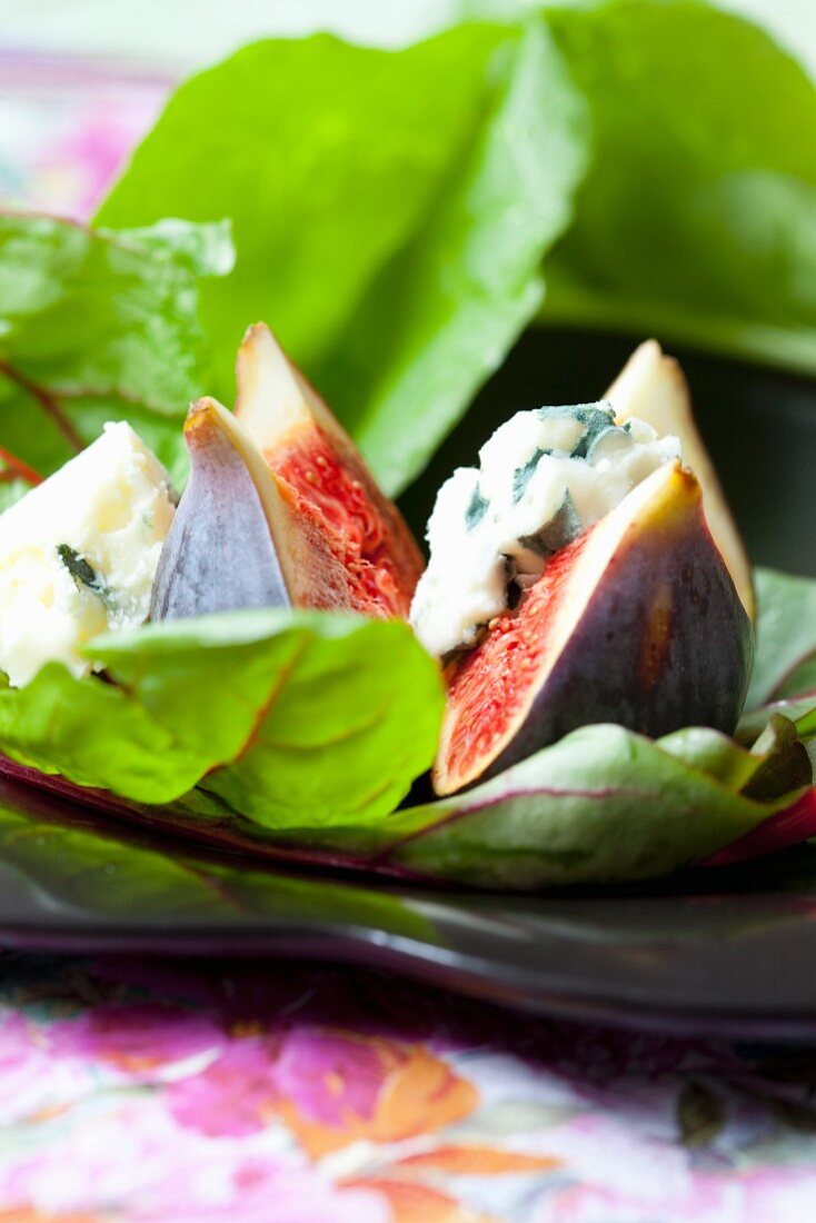 Fig salad on red beet leaves with Roquefort