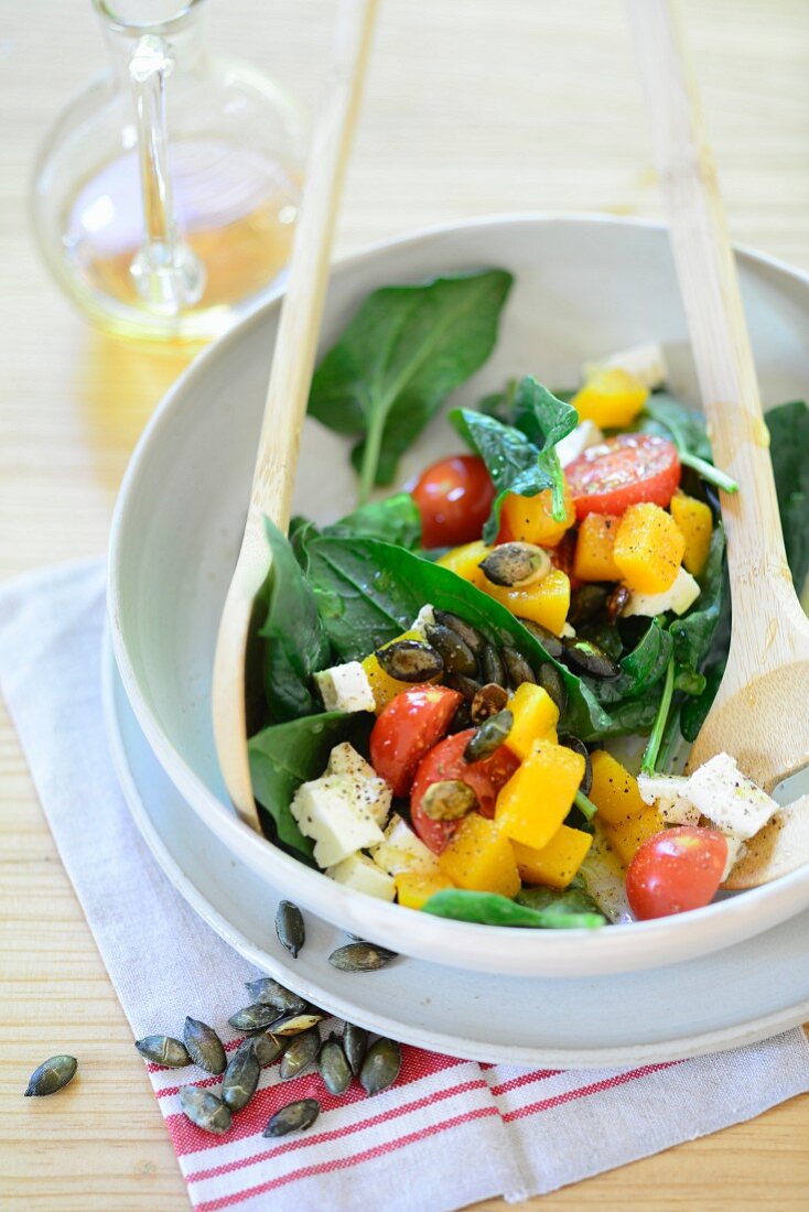 Spinach salad with feta and pumpkin