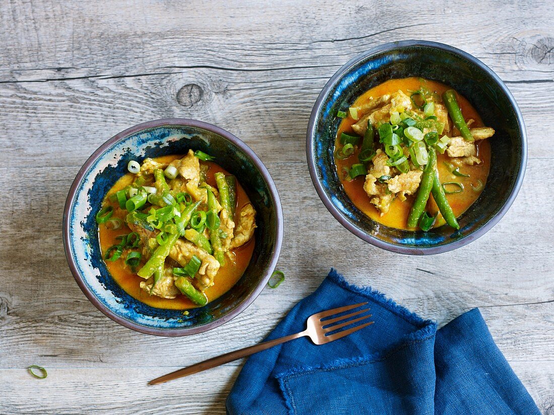 Gelbes Thai-Curry mit Mango, Ingwer und grünem Gemüse