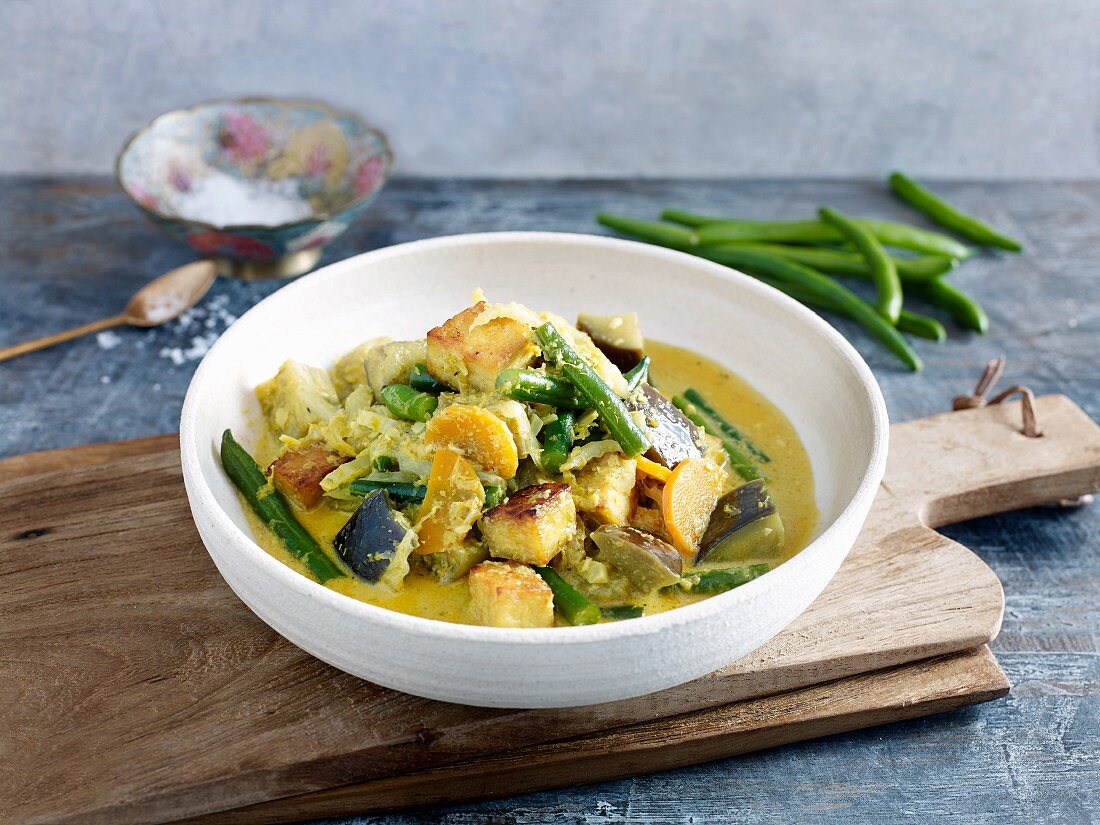 Vegan vegetable curry with tofu (Indonesia)