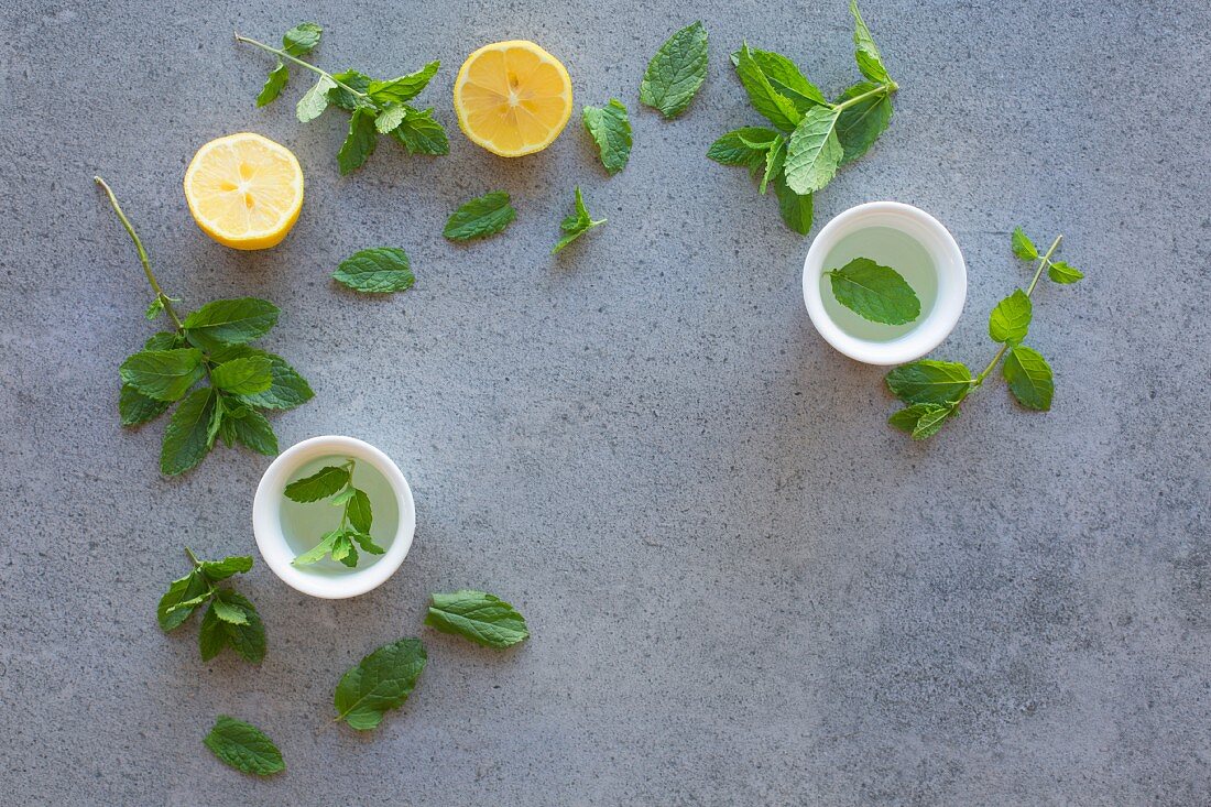 Lemon, mint and teacups (seen from above)