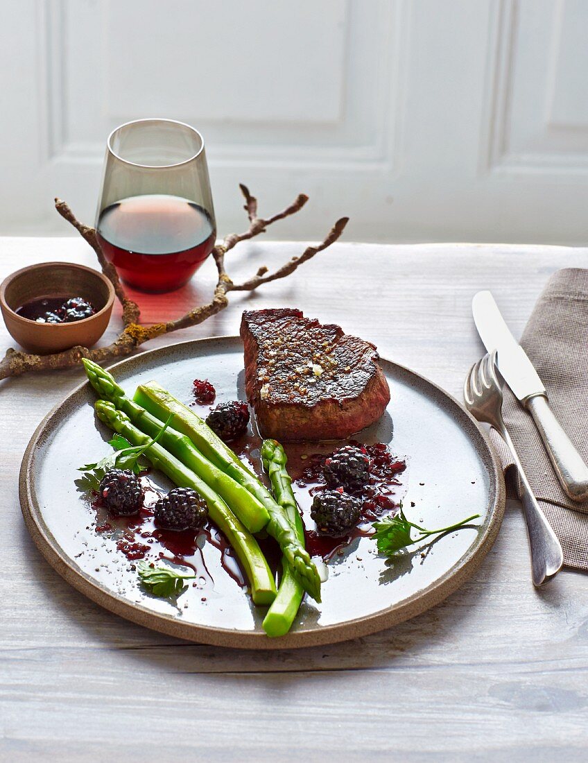 Filet steaks with green asparagus and chilli and blackberry sauce (low carb)