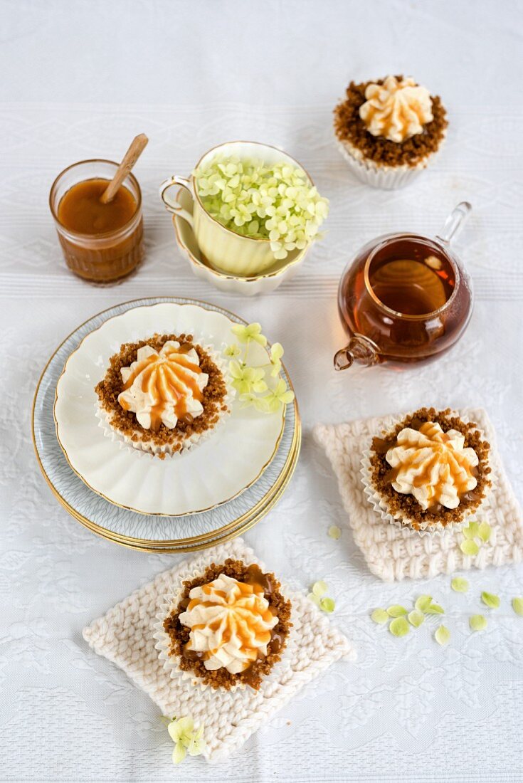 Apfel-Karamell-Cupcakes mit Streuseln, Buttercreme und Karamellsauce