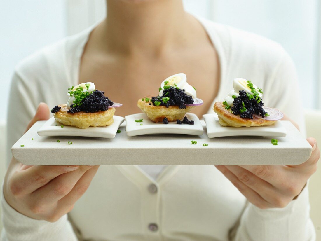 Kaviar-Blinis mit Joghurt und Schnittlauch