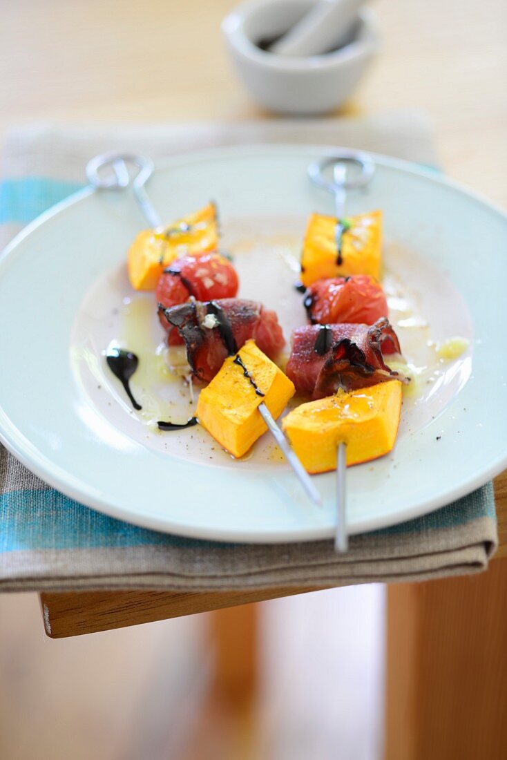 Kürbisspiesse mit Kirschtomaten und Rohschinken