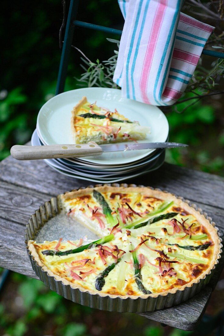 Spargel-Schinken-Tarte auf Gartenstuhl