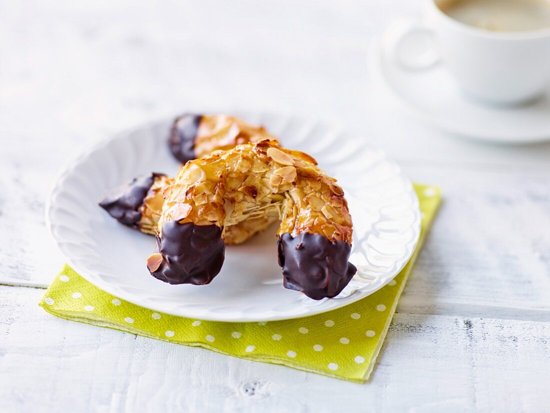 Mandelhörnchen mit Schokoglasur