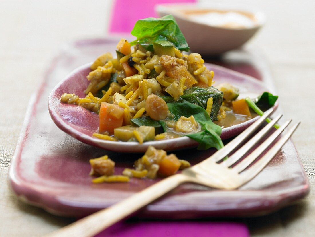 Indischer Gemüse-Würzreis mit Mango-Chutney-Joghurt