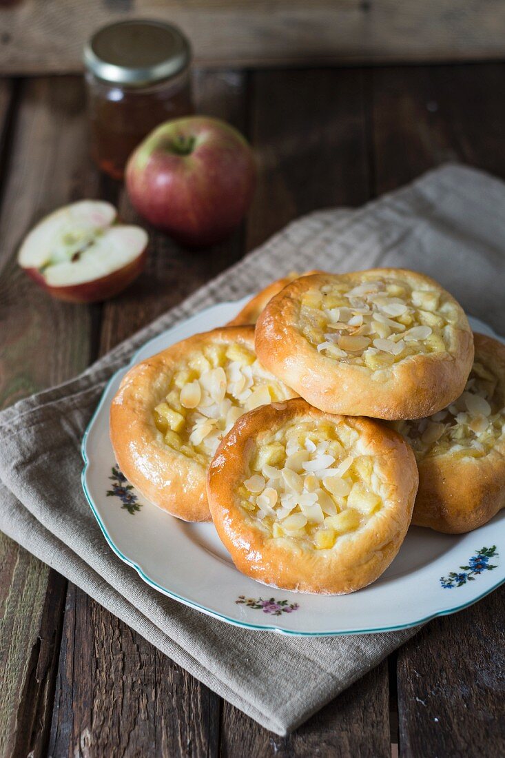 Apple pie with almonds made from a yeast dough