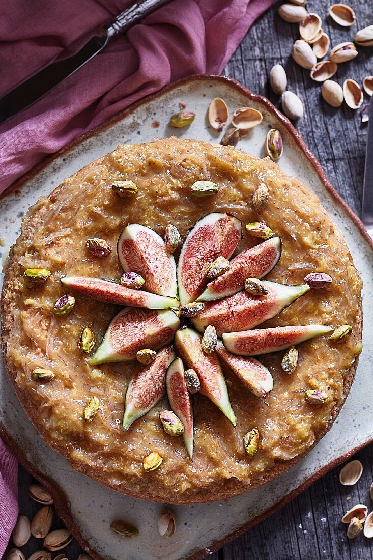 Vegan cheesecake with figs and pistachios