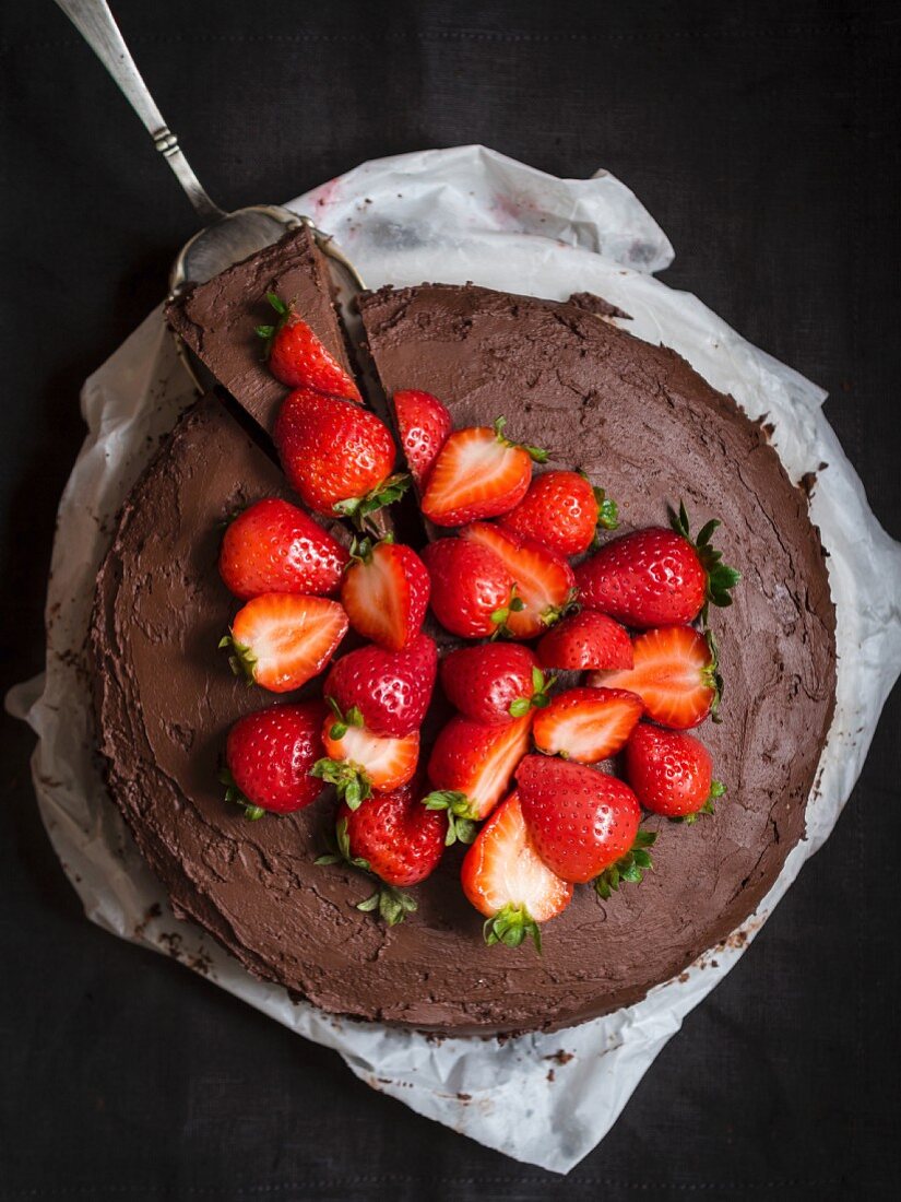 Mehlloser glutenfreier Paleo-Schokoladenkuchen mit Erdbeeren