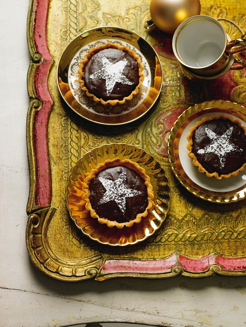 Drei Schokoladenmoussetörtchen mit Sternen zu Weihnachten