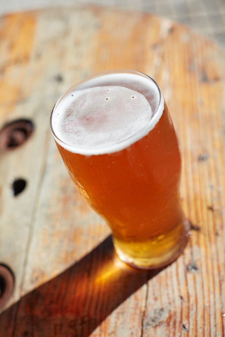 Ein Glas India Pale Ale Bier auf Holztisch im Pub