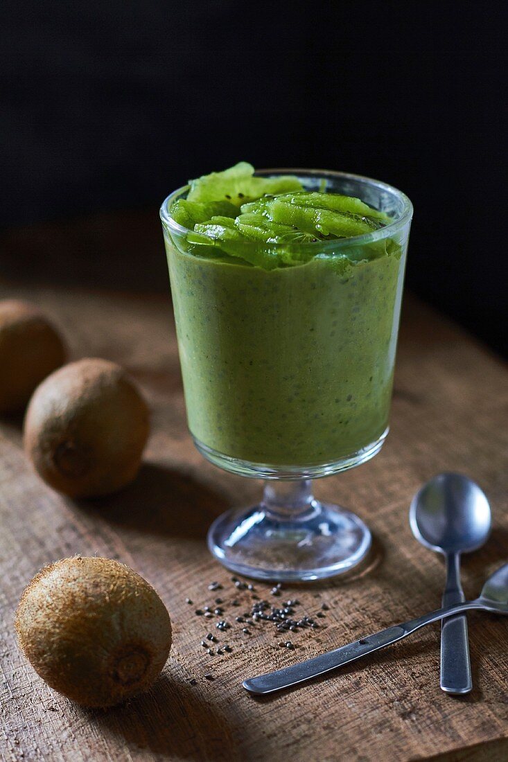 Matcha-Kiwi-Pudding mit Chiasamen