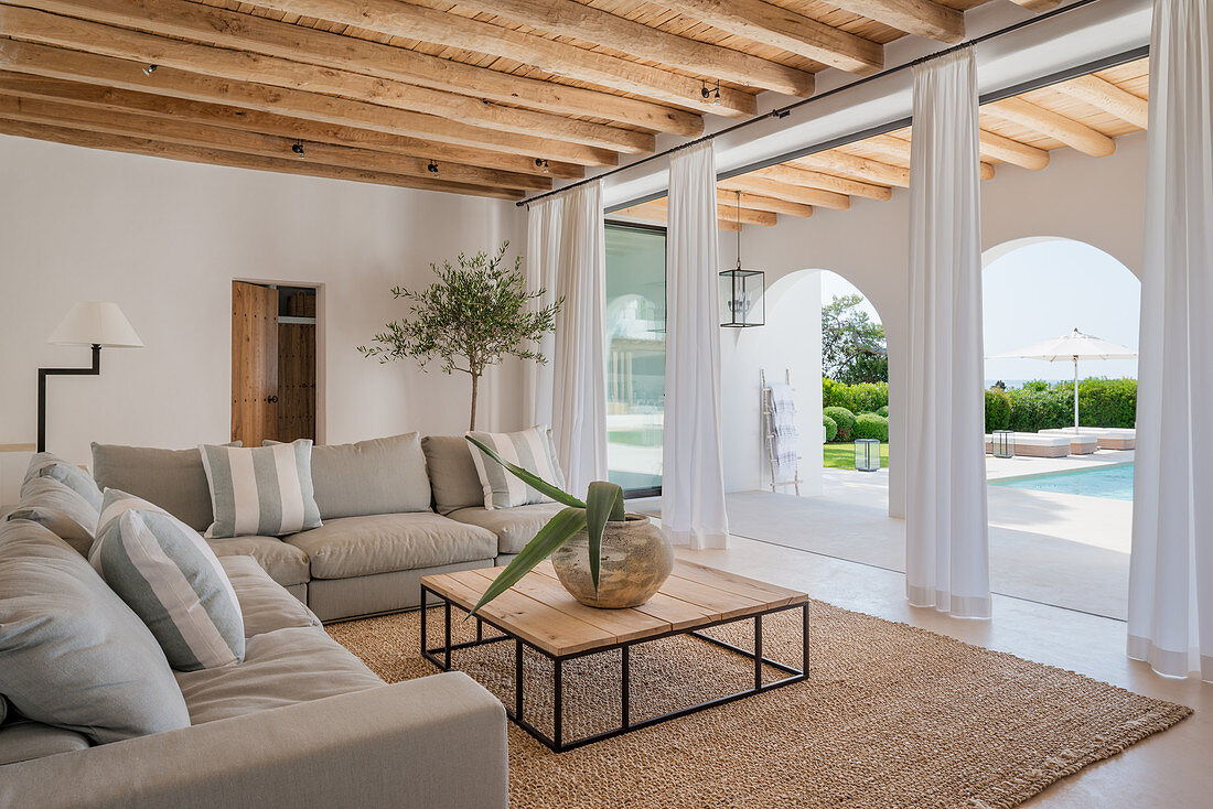 Mediterranes Wohnzimmer mit Blick durch die Arkaden nach draußen