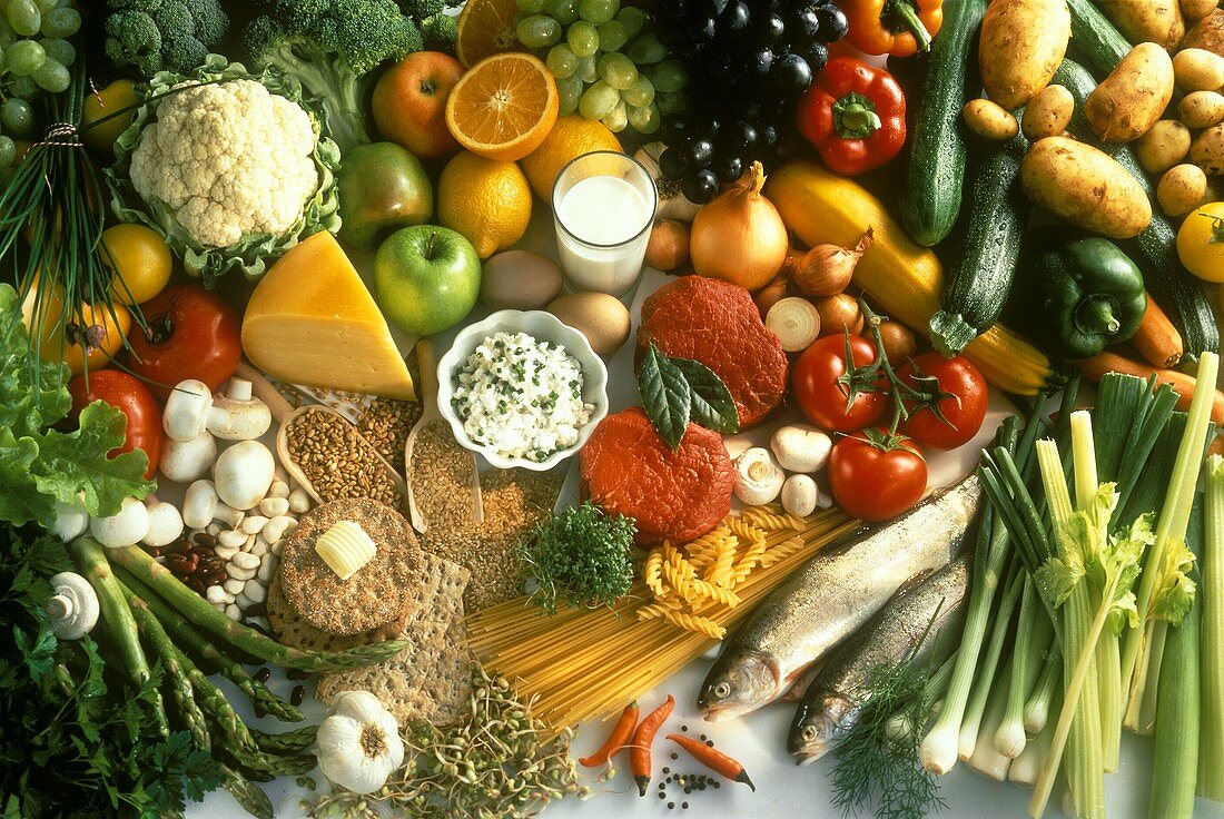 Stillleben mit verschiedenen Lebensmitteln: Gemüse, Obst etc.