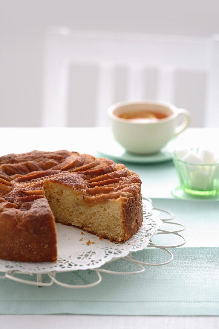 Zimt-Apfelkuchen zum Tee, angeschnitten