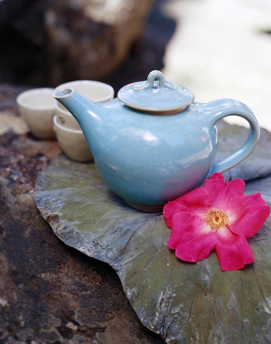 Asiatische Teekanne mit Teeschälchen