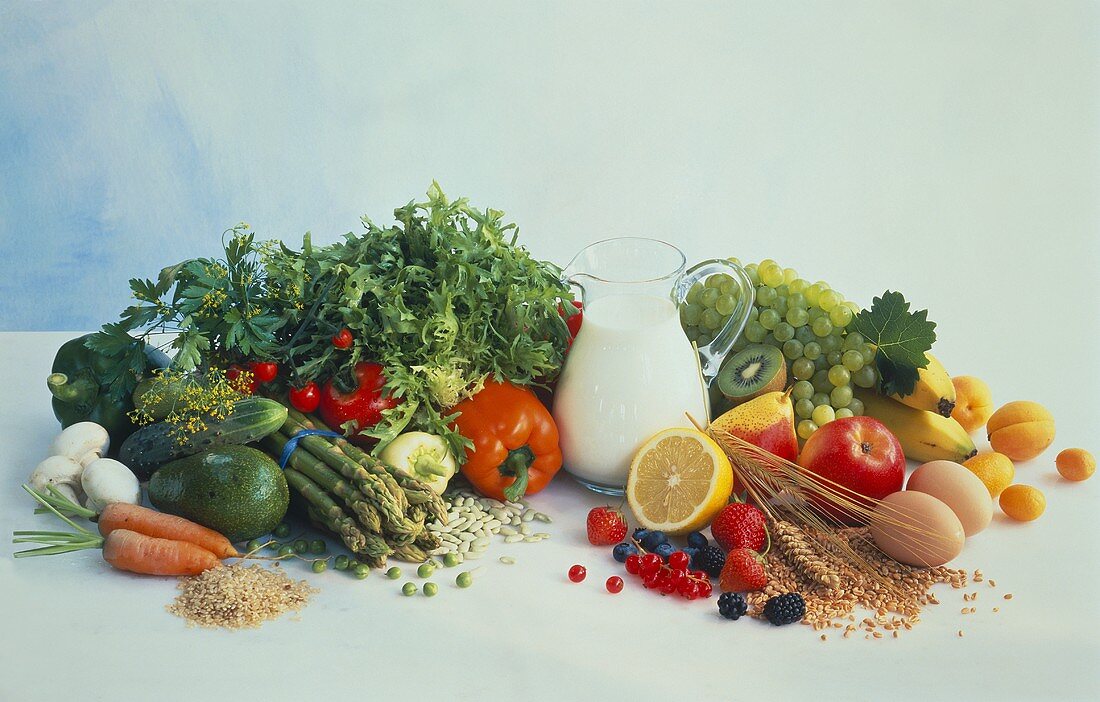 Stillleben mit gesunden Lebensmitteln: Gemüse, Salat, Obst