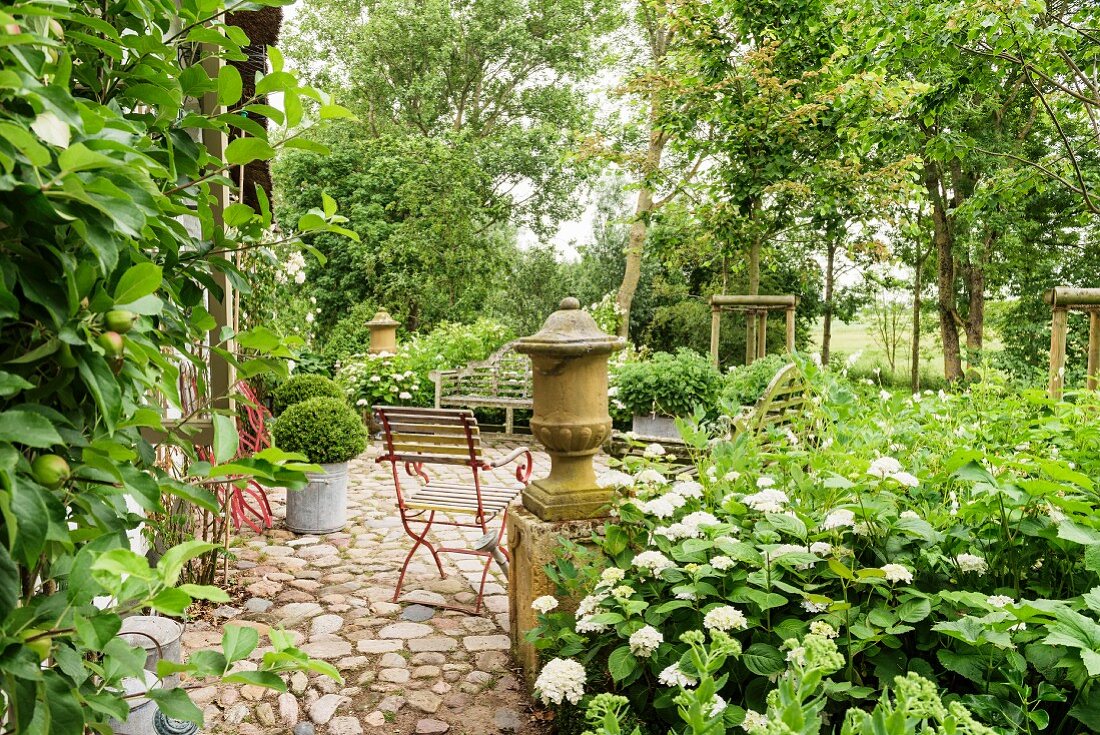 Vintage Gartenmöbel auf Terrassenplatz mit Kieselsteinen