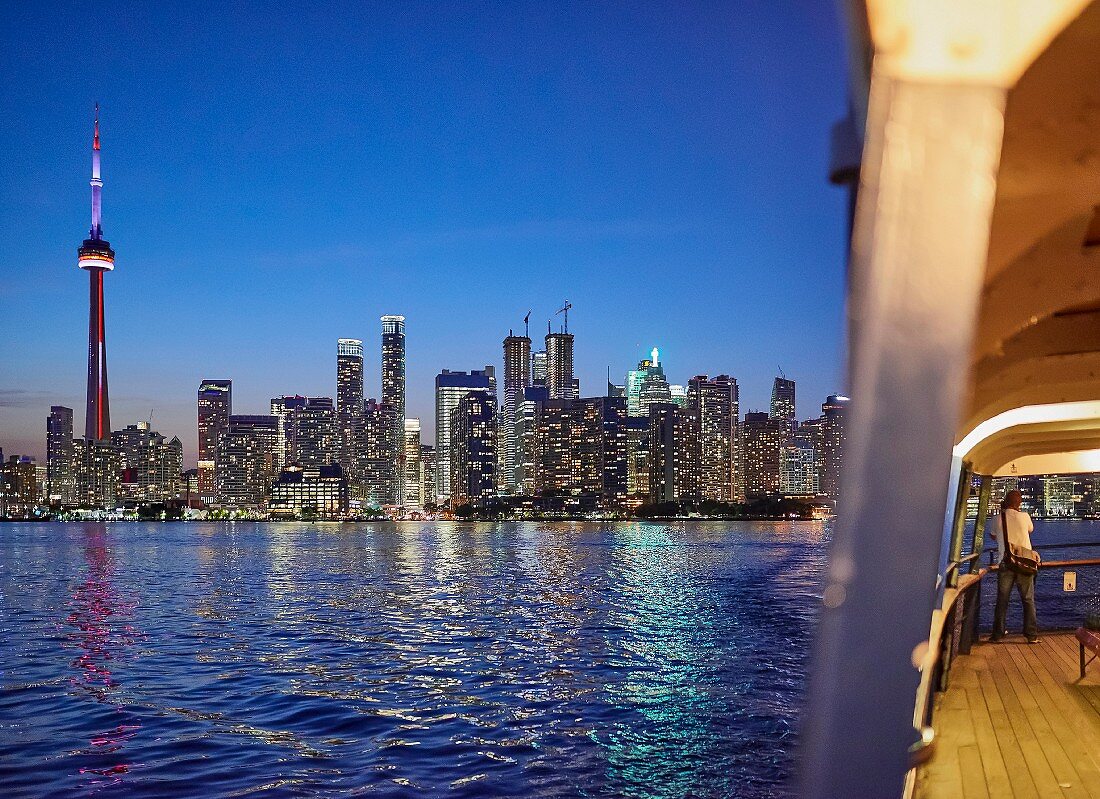 Skyline mit dem CN Tower vor dem Lake Ontario, Toronto, Kanada