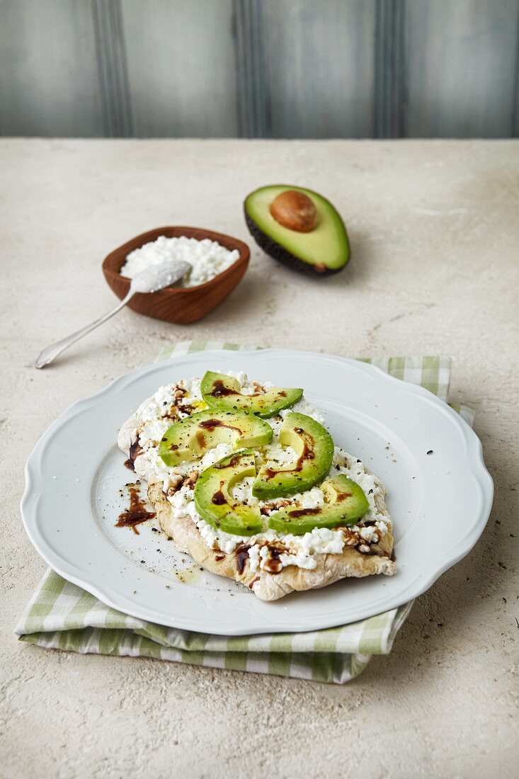 Focaccia mit Hüttenkäse, Avocado und Balsamico