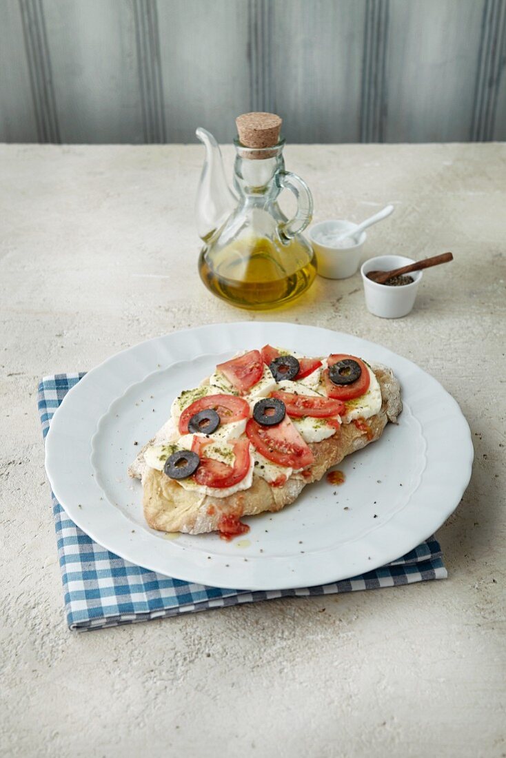 Focaccia mit Mozzarella, Tomaten und Oliven