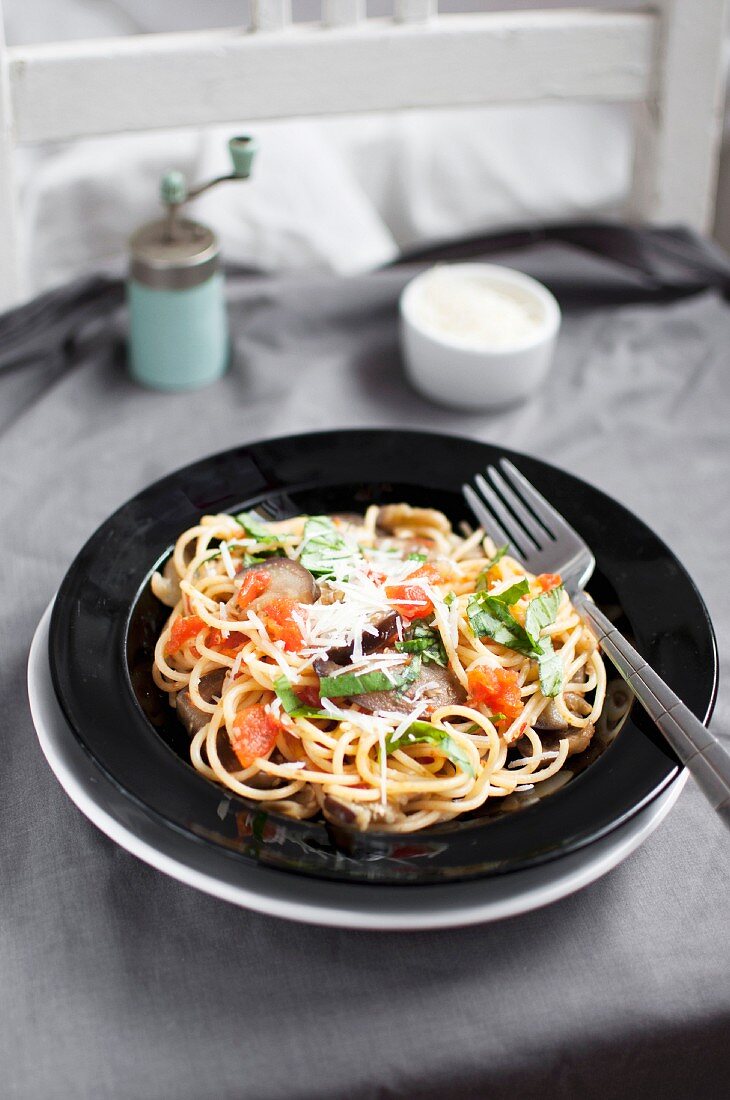 Spaghetti alla Norma mit Tomaten, Auberginen, geriebenem Parmesan und Basilikum