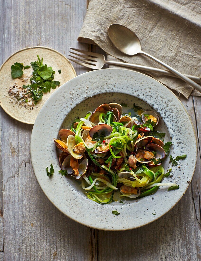 Vegetable spaghetti with vongole (low carb)