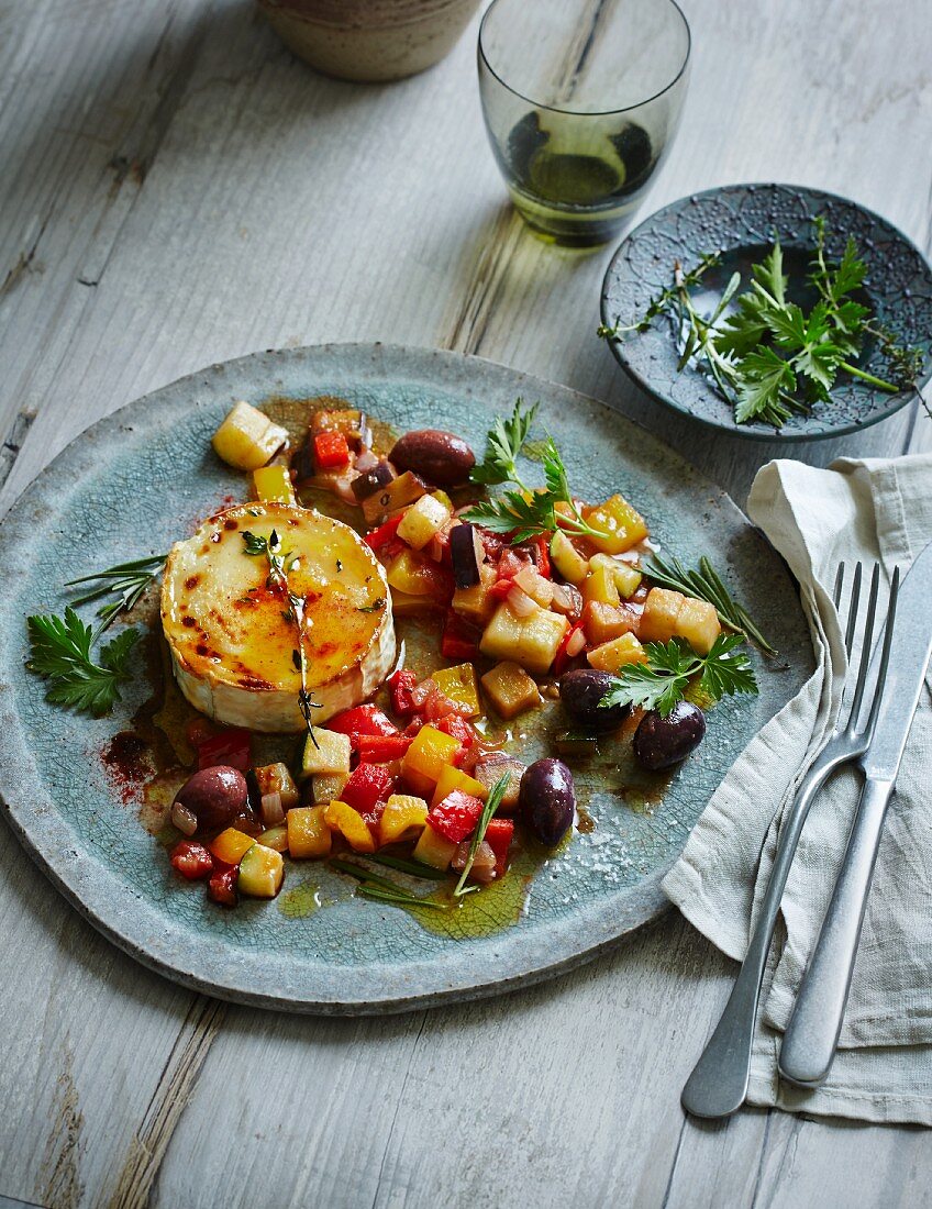 Ziegenkäse Brulee mit Ratatouille, Kräutern und Oliven (Low Carb)