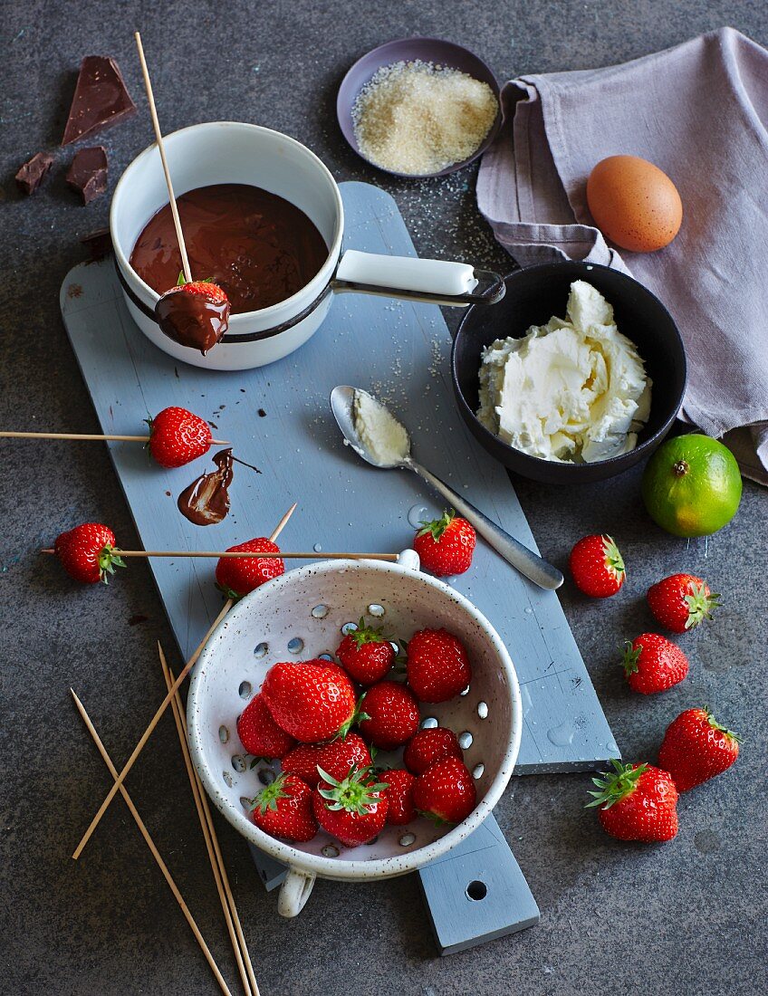 Ingredients for chocolate fondue with strawberries (low carb)