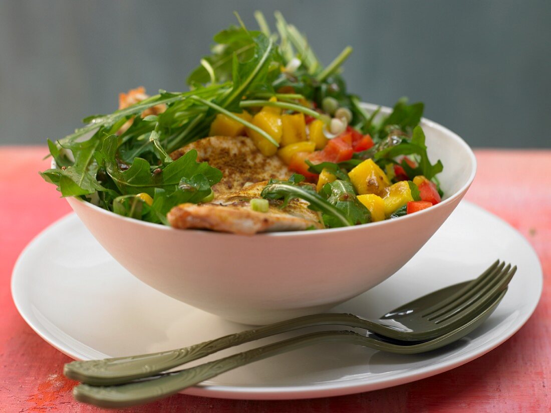 Rucola-Mango-Salat mit gebratenem Hähnchenbrustfilet