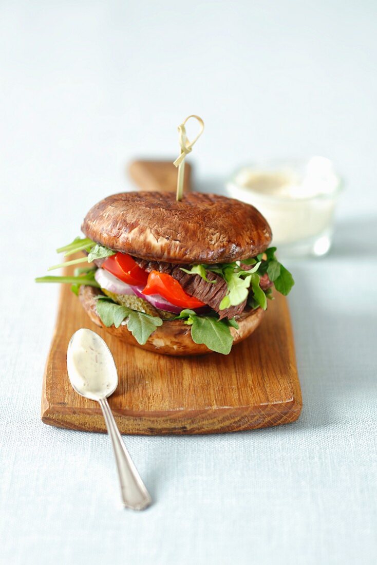 Portobello-Burger mit gegrilltem Rindfleisch, Paprika und Essiggurken